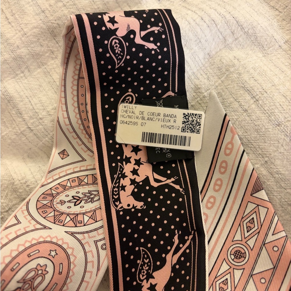 NWT Hermes Cheval de Coeur Bandana Twilly Elegant Paisley Silk Scarf - Picture 5 of 6